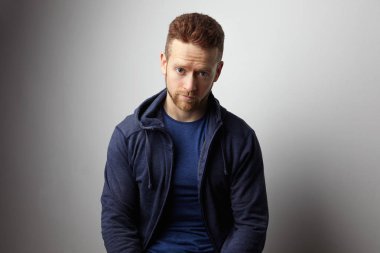 Closeup üzgün genç adam için endişe ile yüz ifadesi vurguladı