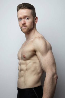 Vücut mükemmel muscule poz ile yakışıklı genç.