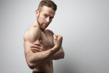 Pazı ağrısı ile yakışıklı adam