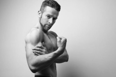 Pazı ağrısı ile yakışıklı adam