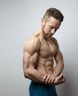 Vücut mükemmel muscule poz ile yakışıklı genç.