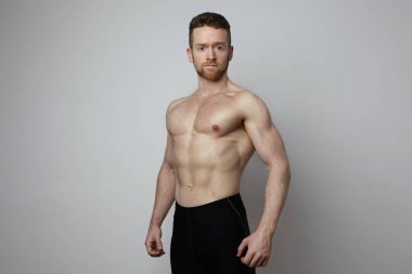 Vücut mükemmel muscule poz ile yakışıklı genç.