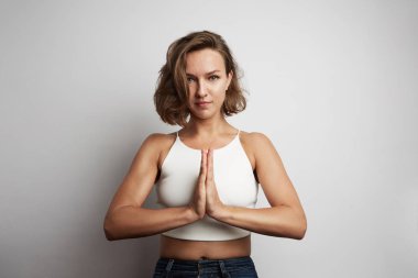 Genç kadın meditasyon ofiste online yoga dersleri, pratik bir dakikalığına mola zaman ayırdığınız.