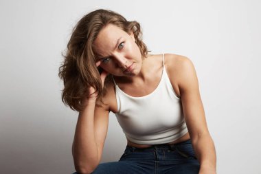 Bir hataydı, beyaz bir arka plan üzerinde izole studio fotoğraf genç iş kadını.