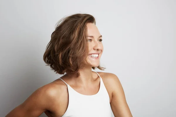 Bela jovem sorridente. Isolado sobre fundo branco — Fotografia de Stock