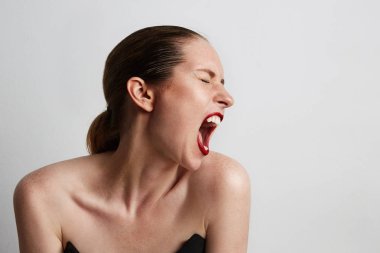 Şok genç kadının yanına arıyorum kırmızı dudaklar ile görüntü