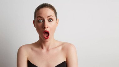 Şok genç kadının yanına arıyorum kırmızı dudaklar ile görüntü