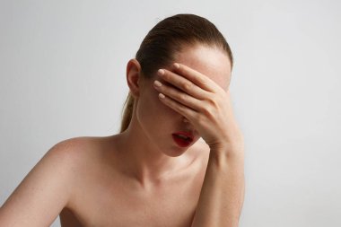 Sağlık, spa ve güzellik kavramı - temiz yüzü ile kapalı gözler güzel genç kadın