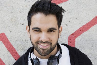 Genç şık emin yakışıklı erkek modeli Güneş gözlüğü sokakta