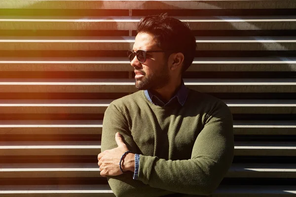Joven modelo masculino guapo confiado con estilo en la calle en gafas de sol — Foto de Stock