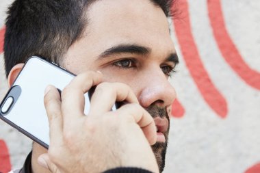 Yakın çekim yakışıklı delikanlı çehresini da ciddi bakmak ve endişeli.