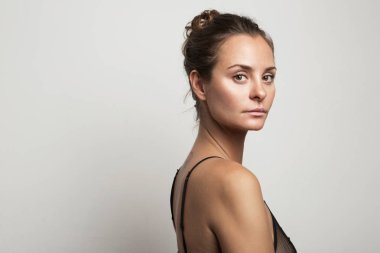 Genç ve güzel kadın relax yüzü ile yakın çekim.