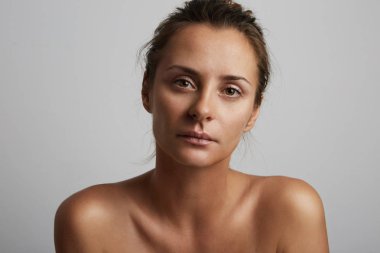 Genç ve güzel kadın ile yakın çekim rahat ve gülen yüz.