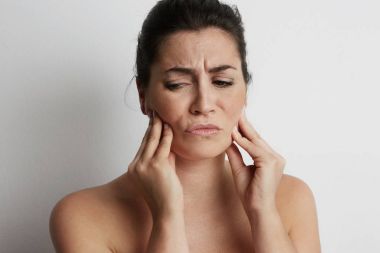 Dayanılmaz diş ağrısı - kötü dişli kadın portresi.