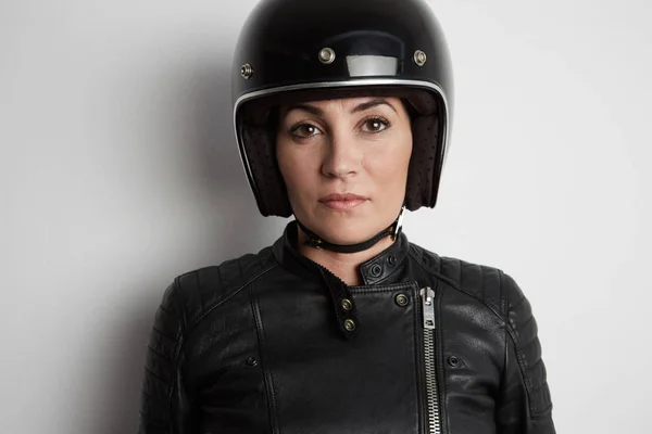 Jovem mulher no conceito de motocicleta. Em capacete de bicicleta no fundo branco com espaço livre para publicidade — Fotografia de Stock