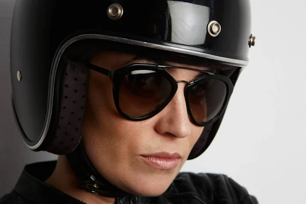 オートバイのコンセプトで若い女性。無料広告スペースと白い背景のバイクのヘルメットで — ストック写真