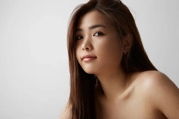 Ritratto di belle donne asiatiche con volto sorridente, sfondo bianco — Foto Stock