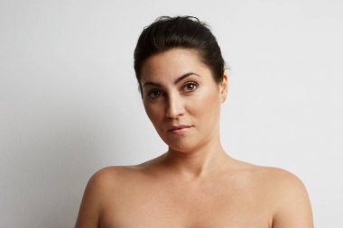 Güzel ve çekici kadın güzel yüzünde beyaz duvar ile