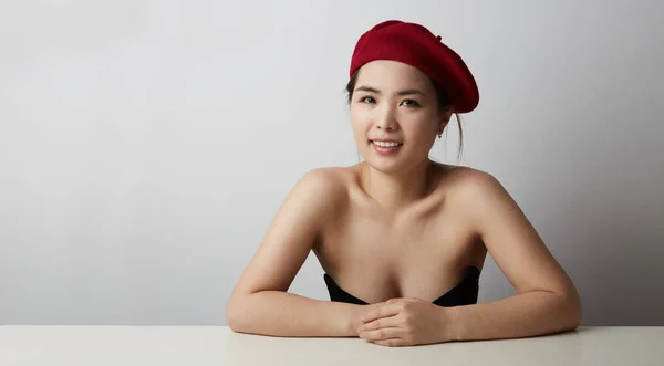 Fiatal ázsiai nő, mosolygós arccal tiszta bőr portréja — Stock Fotó