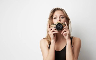 beyaz zemin üzerinde bir kamera ile fotoğraf çekme sevimli sarı saçlı kadın