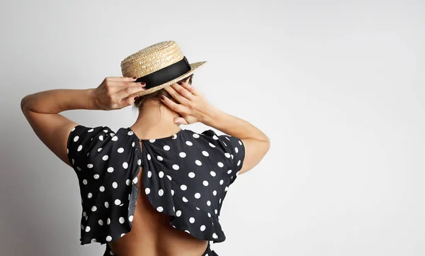 Portrait of pretty cheerful woman wearing polka dot dress and straw hat. — Stock Photo, Image