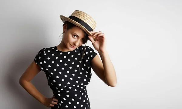 Portrét docela veselá žena nosí polka dot šaty a slaměný klobouk. — Stock fotografie