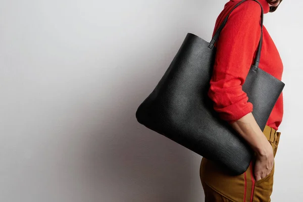 Jeune belle femme avec sac à provisions isolé sur un mur blanc . — Photo