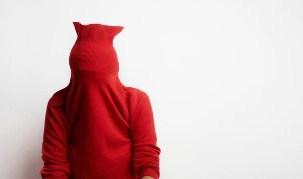 Potret wanita mengenakan sweater merah menekankan karena pekerjaan terisolasi pada latar belakang putih. Konsep Pengusaha . — Stok Foto