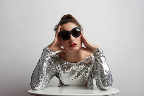 Chica joven con grandes gafas de sol. Primer plano retrato . — Foto de Stock