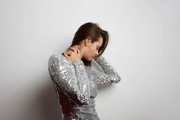 Joven alegre con vestido de noche en la pared blanca . — Foto de Stock