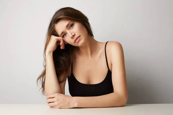 Retrato de uma mulher muito sorridente posando isolado em um fundo branco. — Fotografia de Stock