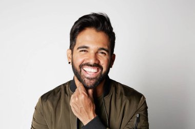 Mutluluk ve insanlar kavramı - adam beyaz arka plan üzerinde gülümseyen.