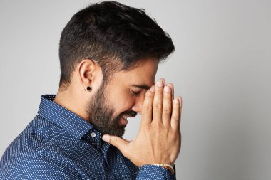 Mutluluk ve insanlar kavramı - adam beyaz arka plan üzerinde gülümseyen.