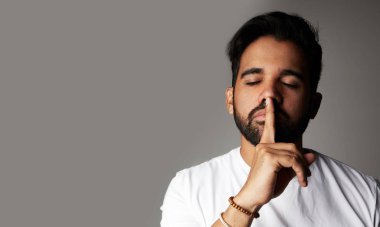 Beyaz arka plan üzerinde izole olumlu sakallı erkek modeli ve kapanır gözler. Yakın çekim.