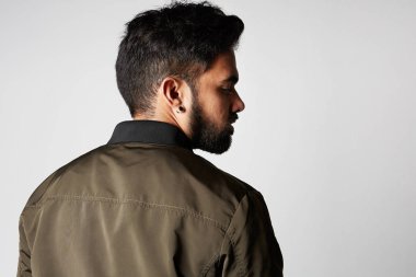 Arkadan vurdu studio rahat kıyafet genç adam.