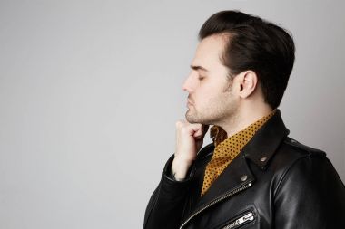 Beyaz arka plan üzerinde izole düşünen adam. Portre portre rahat, genç bir adamın boşaltmak ararken.