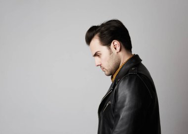 Beyaz arka plan üzerinde izole düşünen adam. Portre portre rahat, genç bir adamın boşaltmak ararken.