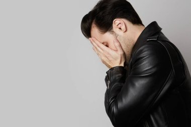 Beyaz arka plan üzerinde izole düşünen adam. Portre portre rahat, genç bir adamın boşaltmak ararken.