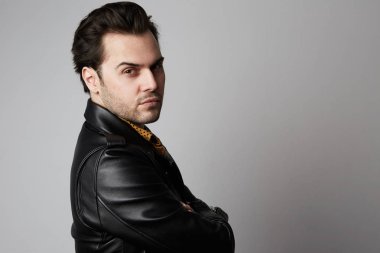 Beyaz arka plan üzerinde izole düşünen adam. Portre portre rahat, genç bir adamın boşaltmak ararken.