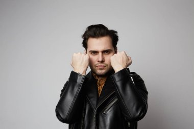 Genç adam savaşmaya hazır. Beyaz duvar Stayng. Can sıkıntısı ile mücadele.