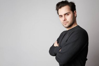 Beyaz arka plan üzerinde izole düşünen adam. Portre portre rahat, genç bir adamın boşaltmak ararken.