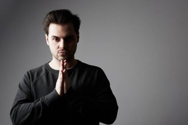 Portre çekici genç adamın ofisi meditasyon. Yukarı alay.