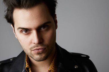 Beyaz arka plan üzerinde izole düşünen adam. Portre portre rahat, genç bir adamın boşaltmak ararken.