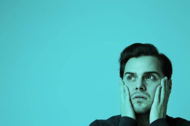 Renkli arka plan üzerinde izole düşünen adam. Portre portre rahat, genç bir adamın boşaltmak ararken.