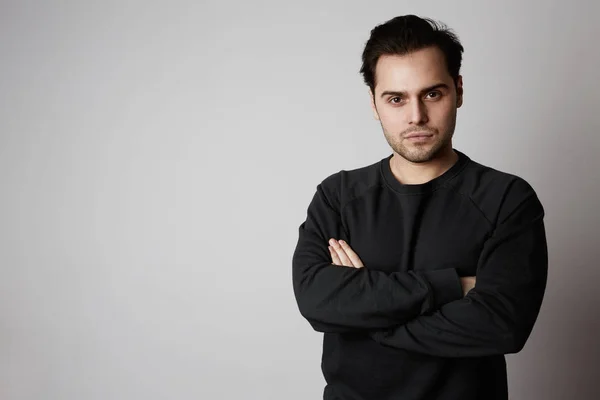 Hombre pensante aislado sobre fondo blanco. Retrato de primer plano de un joven casual mirando hacia arriba en el copyspace . — Foto de Stock