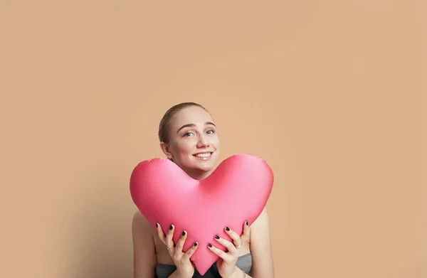 Amor y mujer feliz sosteniendo el corazón sonriendo aislado sobre fondo colorido. Hermosa mujer enamorada. Prepárate. . —  Fotos de Stock