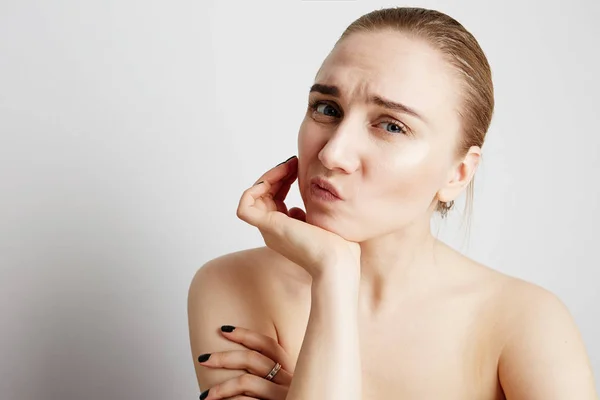 Primer plano retrato de una hermosa joven sonriendo y haciendo cara divertida . —  Fotos de Stock