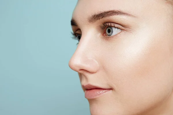 Nahaufnahme Porträt einer schönen Frau mit perfekter Haut und perfektem Gesicht. — Stockfoto