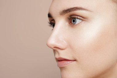 Güzel kadın yüz studio renkli arka plan üzerinde kapat.