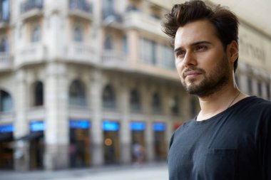 Kendine güvenen iş adamı. Büyük şehirde yürüyüş ve ileriye dönük başarılı genç adam.